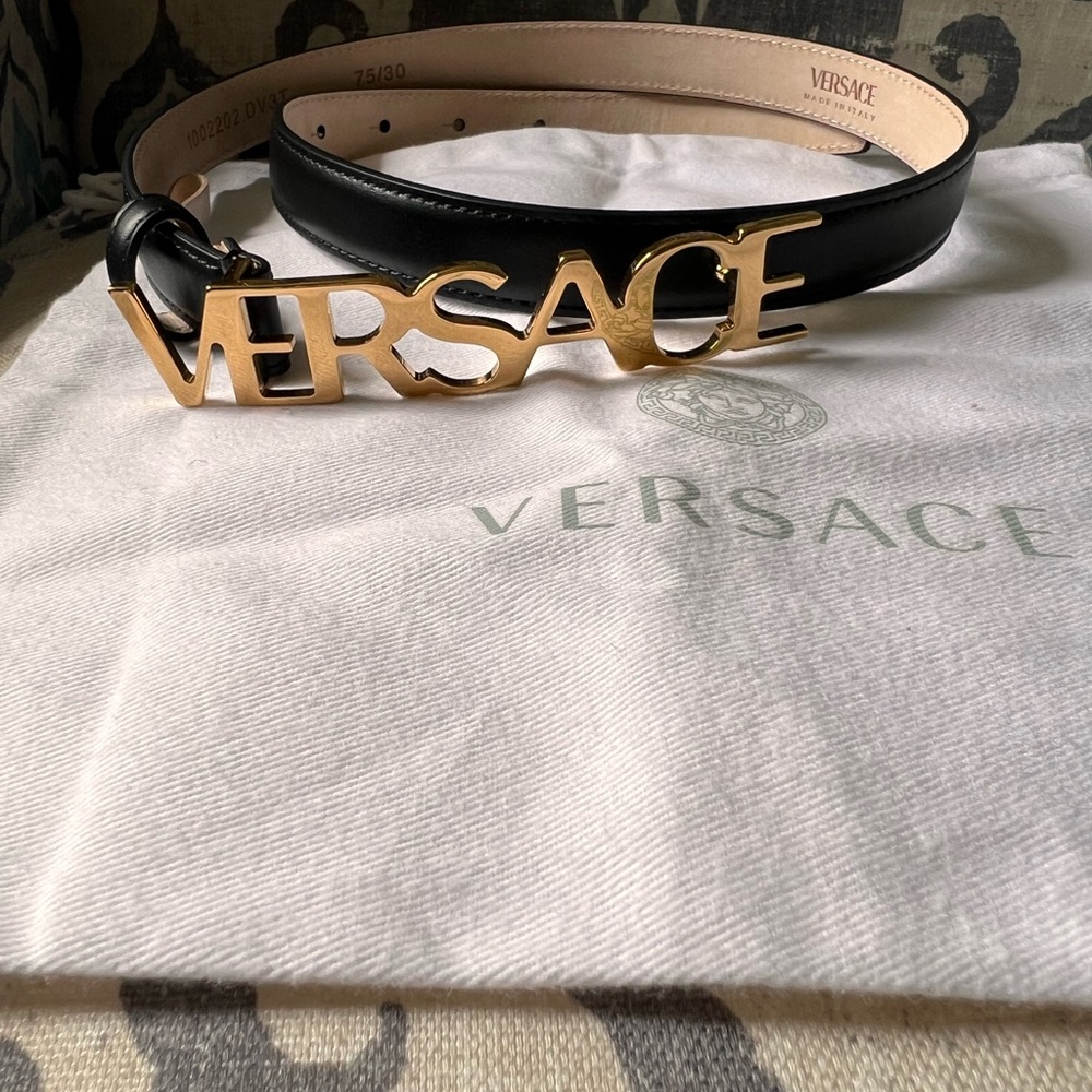 Authentic Versace letter logo belt in size 75, in excellent condition worn twice